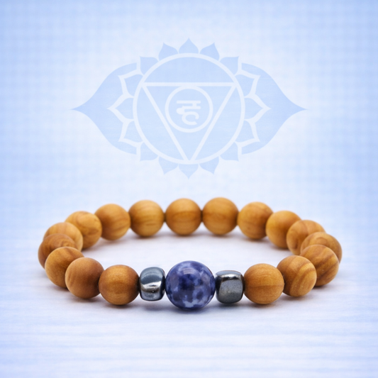 Halschakra-Armreif aus Zedernholz mit Sodalith