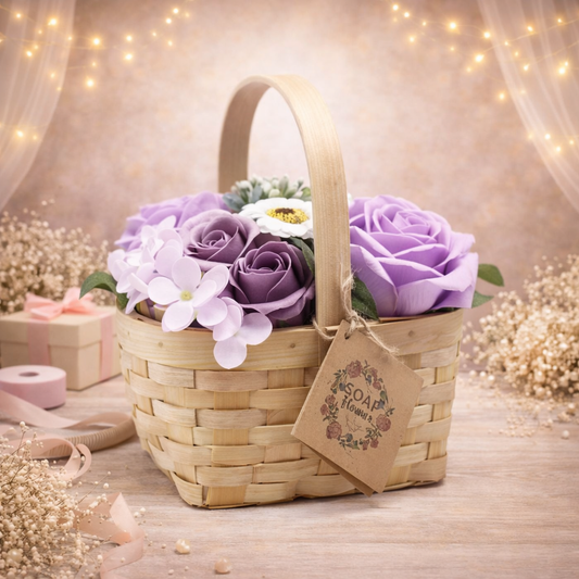 Mittelgroßer Fliederstrauß im Weidenkorb