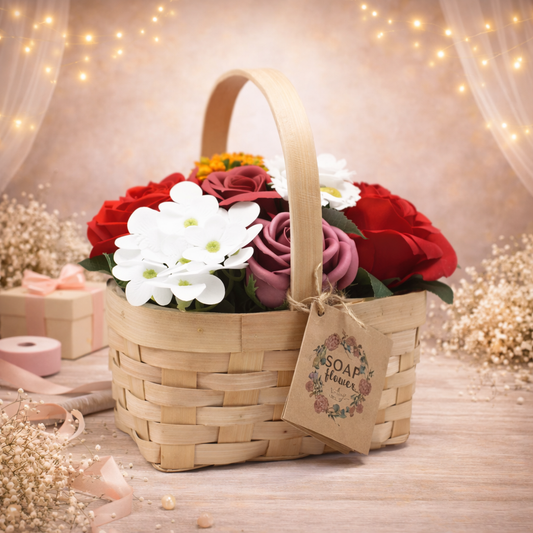 Mittelgroßer roter Strauß im Weidenkorb