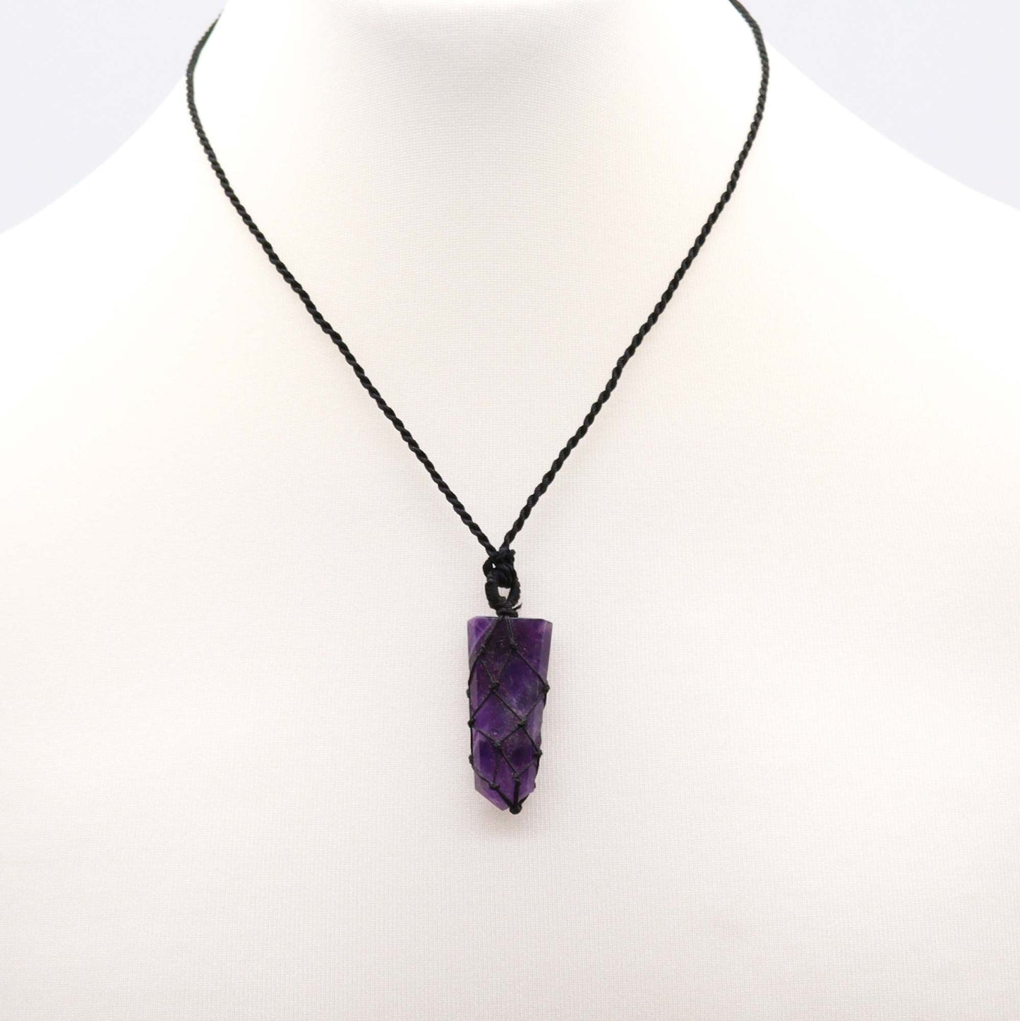 Flacher Anhänger mit geflochtenem Edelstein – Amethyst