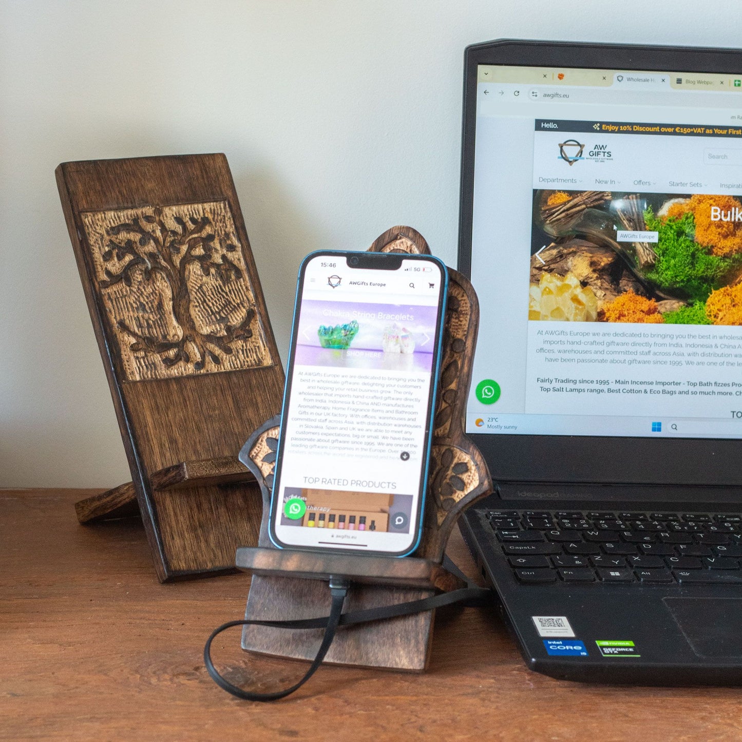 Geschnitzte Handyhalterungen aus Holz – Lebensbaum, 20 x 9,5 cm